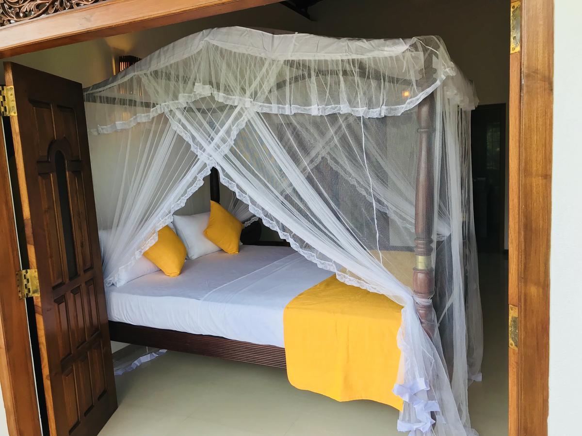Neli Guests House Hotell Unawatuna Exteriör bild