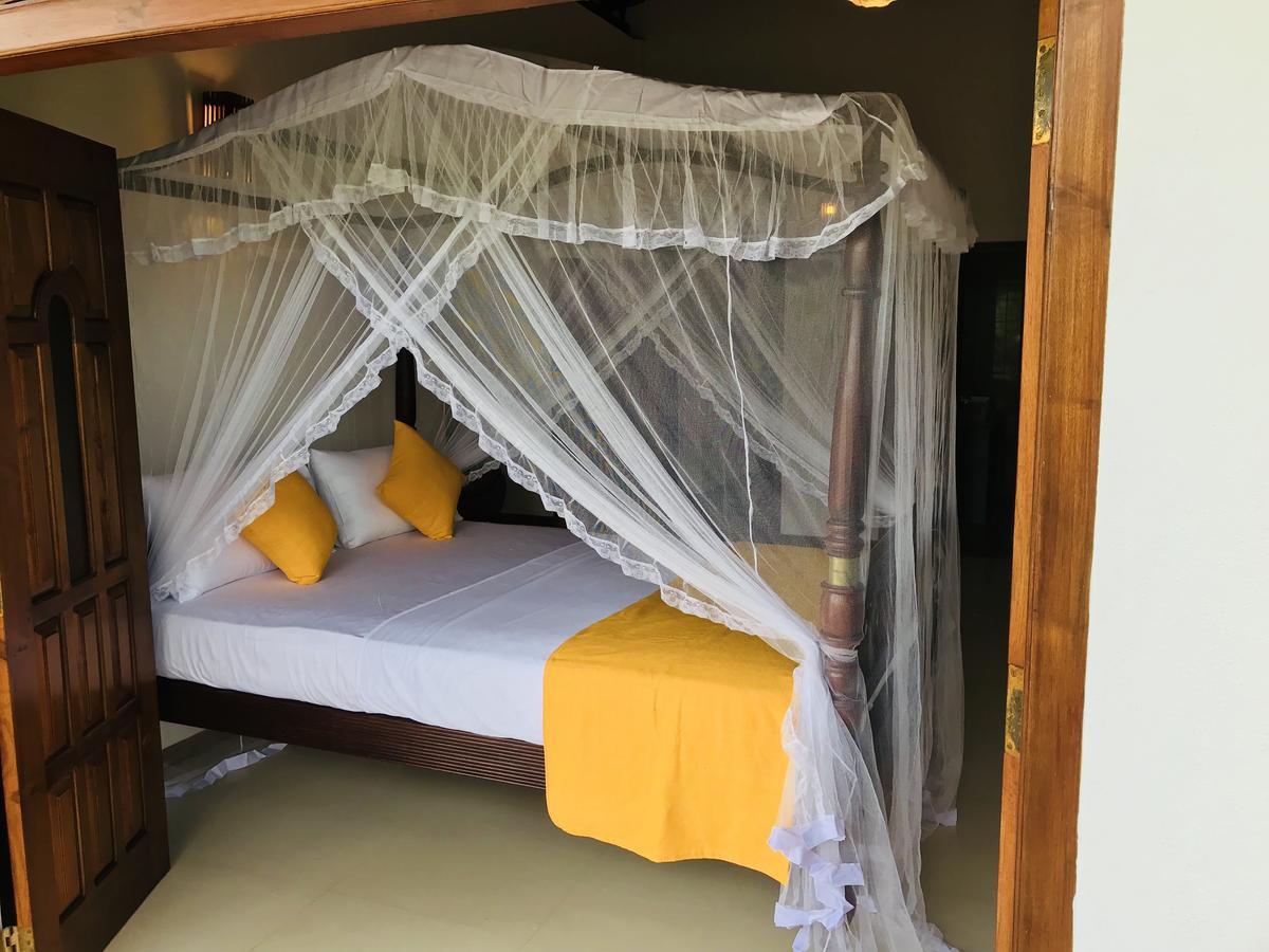 Neli Guests House Hotell Unawatuna Exteriör bild